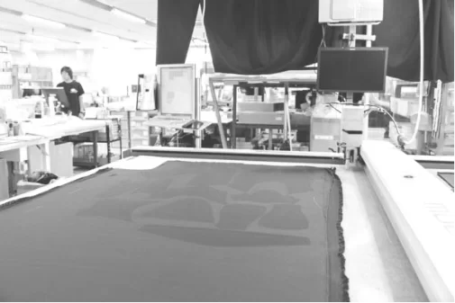CAM（自動裁断機）にて生地の裁断をしているところ