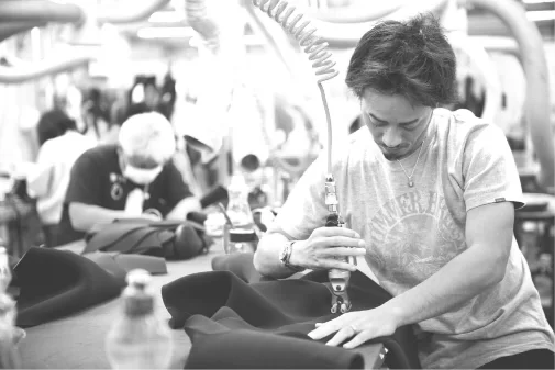 生地の接着 接着強度を高めるため、エアーニッパーで生地をはさむところ