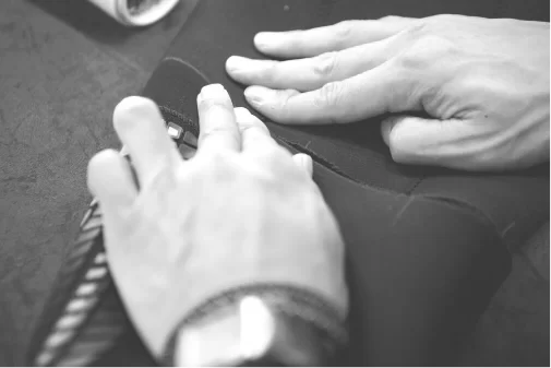 生地の接着 立体的に生地を貼り合わせているところ