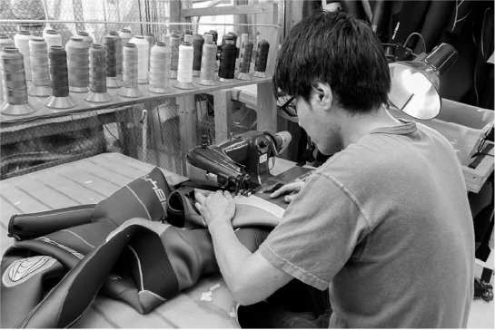 生地の縫製 すくい縫いミシンでウェットスーツを縫製しているところ