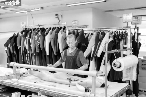 検品 専任スタッフによる目視検査をしているところ