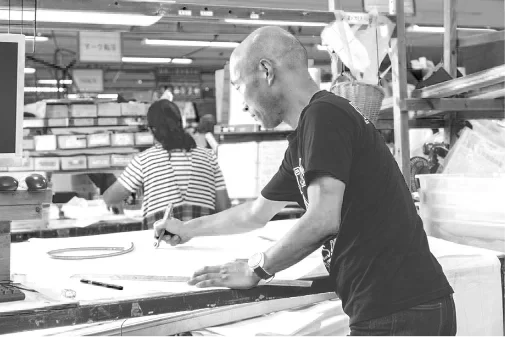 型紙の出力 型紙を手修正しているところ