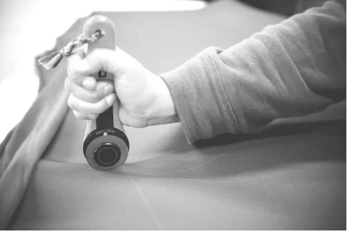 生地の裁断 ロールカッターで生地を裁断しているところ