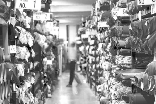 倉庫内 800種類の生地が保管されているところ